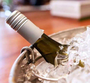 葡萄酒应该冷藏冰镇饮用吗？
